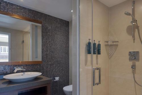 Suite con cama extragrande del hotel Hilton Cambridge City Centre. Foto 9