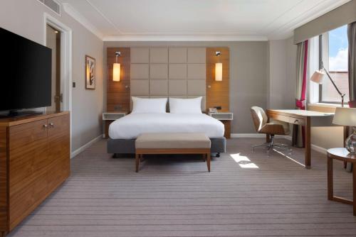 Suite con cama extragrande del hotel Hilton Cambridge City Centre. Foto 10