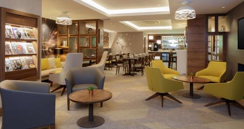 Suite con cama extragrande del hotel Hilton Cambridge City Centre. Foto 12
