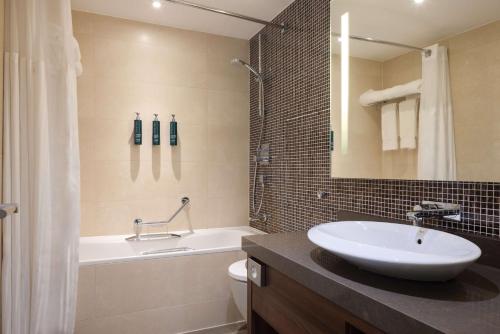 Habitación Deluxe con cama extragrande y sofá cama del hotel Hilton Cambridge City Centre