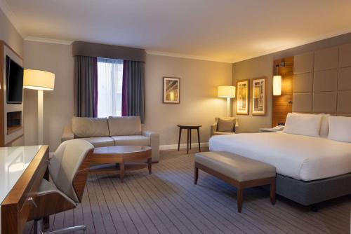 Habitación Deluxe con cama extragrande y sofá cama del hotel Hilton Cambridge City Centre. Foto 3