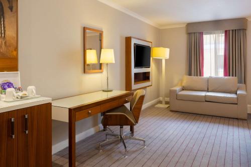 Habitación Deluxe con cama extragrande y sofá cama del hotel Hilton Cambridge City Centre. Foto 4