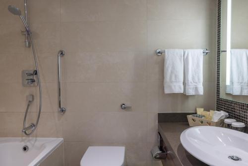 Habitación Deluxe con cama extragrande y sofá cama del hotel Hilton Cambridge City Centre. Foto 8