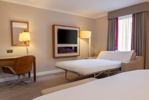 Habitación Deluxe con cama extragrande y sofá cama del hotel Hilton Cambridge City Centre. Foto 10