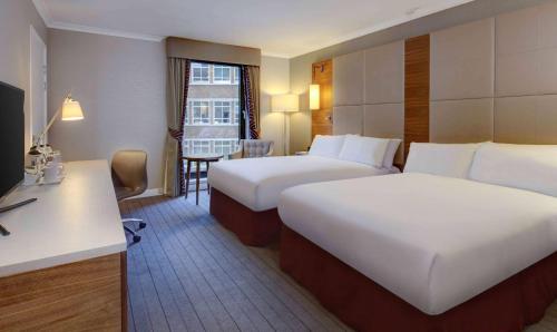 Habitación Doble Executive con 2 camas dobles del hotel Hilton Cambridge City Centre. Foto 2