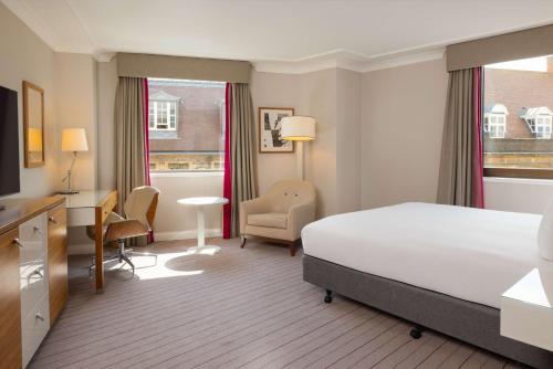 Habitación Executive Esquinera con cama extragrande y vistas del hotel Hilton Cambridge City Centre. Foto 3
