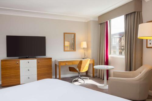 Habitación Executive Esquinera con cama extragrande y vistas del hotel Hilton Cambridge City Centre. Foto 5