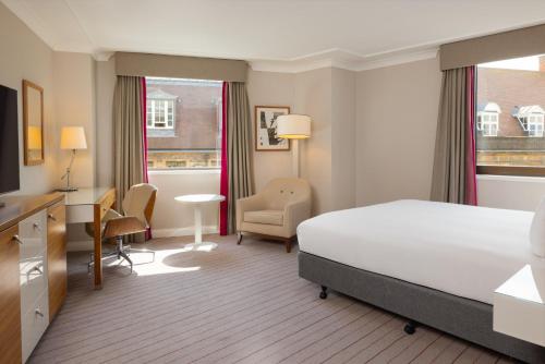 Habitación Executive Esquinera con cama extragrande y vistas del hotel Hilton Cambridge City Centre. Foto 7