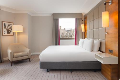 Habitación Executive Esquinera con cama extragrande y vistas del hotel Hilton Cambridge City Centre. Foto 8