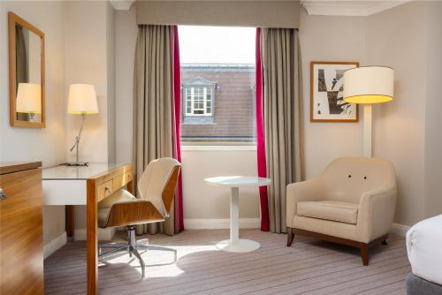 Habitación Executive Esquinera con cama extragrande y vistas del hotel Hilton Cambridge City Centre. Foto 10