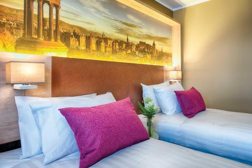 Habitación Doble Estándar - 2 camas del hotel Leonardo Royal Edinburgh Haymarket. Foto 1
