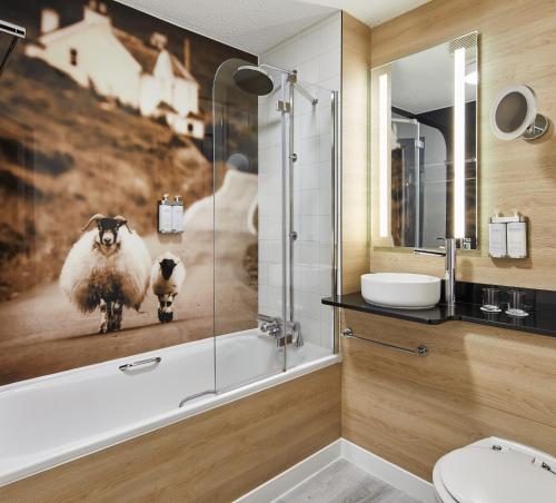 Habitación Doble Estándar - 2 camas del hotel Leonardo Royal Edinburgh Haymarket. Foto 5