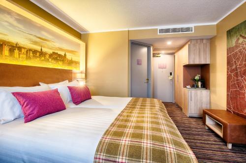 Alojamiento Doble Executive con sofá del hotel Leonardo Royal Edinburgh Haymarket. Foto 3
