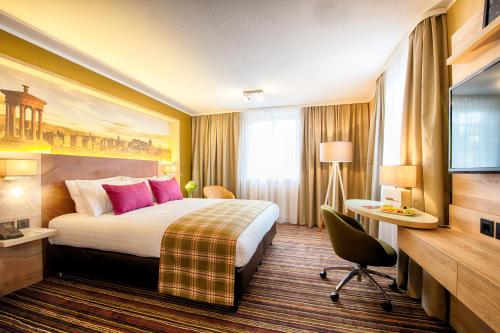Alojamiento Estándar con cama extragrande y sofá del hotel Leonardo Royal Edinburgh Haymarket