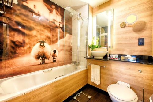 Alojamiento Estándar con cama extragrande y sofá del hotel Leonardo Royal Edinburgh Haymarket. Foto 1