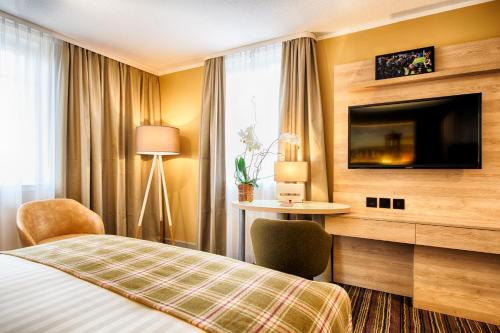 Alojamiento Estándar con cama extragrande y sofá del hotel Leonardo Royal Edinburgh Haymarket. Foto 2