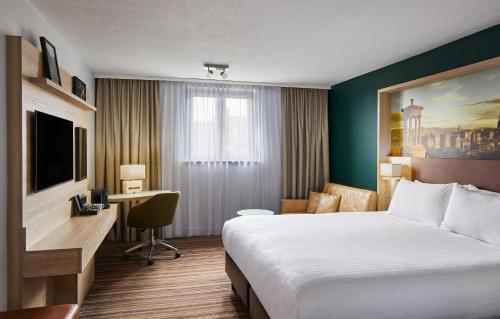 Alojamiento Estándar con cama extragrande y sofá del hotel Leonardo Royal Edinburgh Haymarket. Foto 5