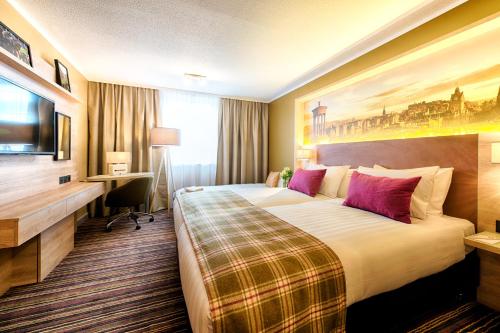 Habitación Triple Estándar del hotel Leonardo Royal Edinburgh Haymarket. Foto 1
