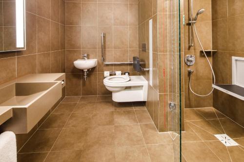 Superior Queen Room with One Queen Bed and One Single Sofa Bed del hotel Novotel London Bridge. Foto 5