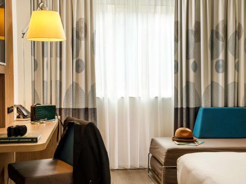 Superior Queen Room with One Queen Bed and One Single Sofa Bed del hotel Novotel London Bridge. Foto 13