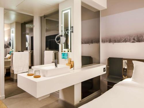 Superior Queen Room with One Queen Bed and One Single Sofa Bed del hotel Novotel London Bridge. Foto 6