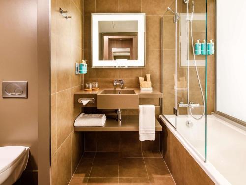 Executive Queen Room with One Queen Bed and One Double Sofa Bed del hotel Novotel London Bridge. Foto 4