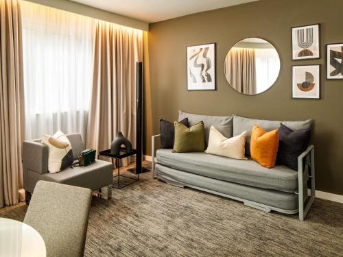 Queen Suite with Queen Bed and Sofa Bed del hotel Novotel London Bridge. Foto 4