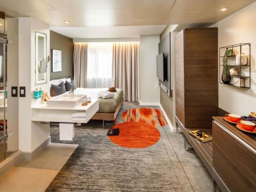 Queen Suite with Queen Bed and Sofa Bed del hotel Novotel London Bridge. Foto 4