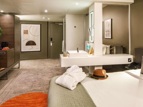 Queen Suite with Queen Bed and Sofa Bed del hotel Novotel London Bridge. Foto 5
