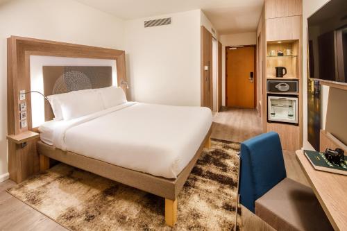 Superior Premium Queen Room with One Queen Bed and One Double Sofa Bed del hotel Novotel London Bridge. Foto 4