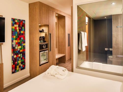 Executive Premium Queen Room with One Queen Bed and One Double Sofa Bed del hotel Novotel London Bridge. Foto 17