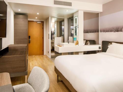 Superior Queen Room with One Queen Bed and One Single Sofa Bed del hotel Novotel London Bridge. Foto 8