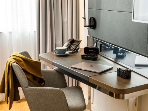 Superior Queen Room with One Queen Bed and One Single Sofa Bed del hotel Novotel London Bridge. Foto 10