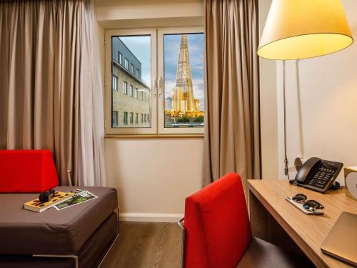 Executive Premium Queen Room with One Queen Bed and One Double Sofa Bed del hotel Novotel London Bridge. Foto 8