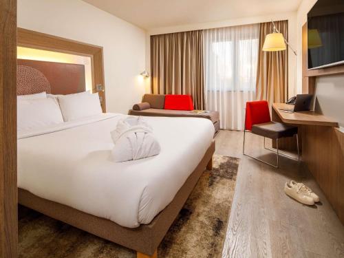 Executive Premium Queen Room with One Queen Bed and One Double Sofa Bed del hotel Novotel London Bridge. Foto 9
