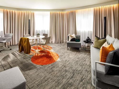 Queen Suite with Queen Bed and Sofa Bed del hotel Novotel London Bridge. Foto 7