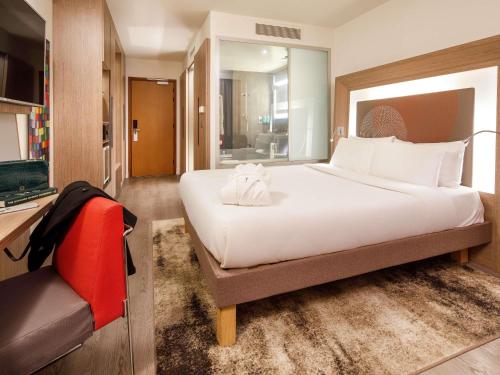 Habitación Executive con 1 cama grande y 1 sofá cama doble del hotel Novotel London Bridge. Foto 7