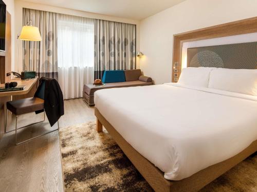 Habitación Superior Premium con 1 cama grande y 1 sofá cama doble del hotel Novotel London Bridge. Foto 4