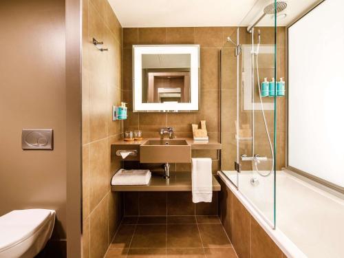 Habitación Executive Premium con 1 cama grande y 1 sofá cama doble del hotel Novotel London Bridge. Foto 10