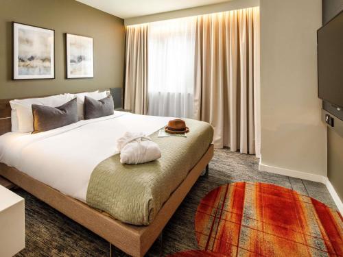 Suite con cama grande y sofá cama del hotel Novotel London Bridge. Foto 1