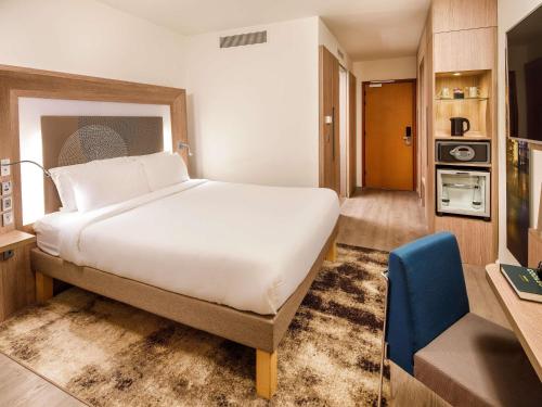 Superior Premium Queen Room with One Queen Bed and One Double Sofa Bed del hotel Novotel London Bridge. Foto 10