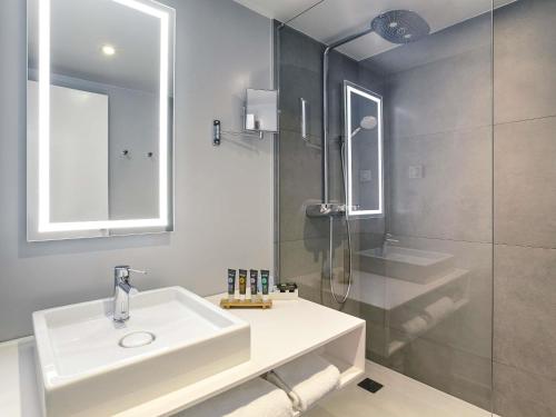 Habitación Doble Superior con cama grande y sofá cama del hotel Novotel London Waterloo. Foto 2