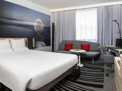 Habitación Doble Superior con cama grande y sofá cama del hotel Novotel London Waterloo. Foto 3