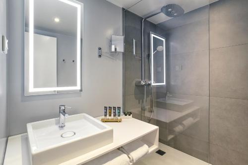 Habitación Doble Superior con cama grande y sofá cama del hotel Novotel London Waterloo. Foto 5