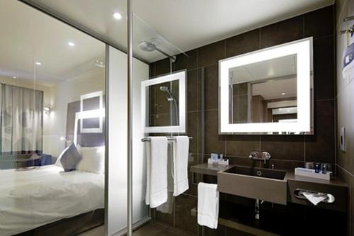 Habitación Executive Queen del hotel Novotel London Waterloo. Foto 13