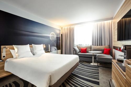 Habitación Executive Queen con sofá cama del hotel Novotel London Waterloo. Foto 6