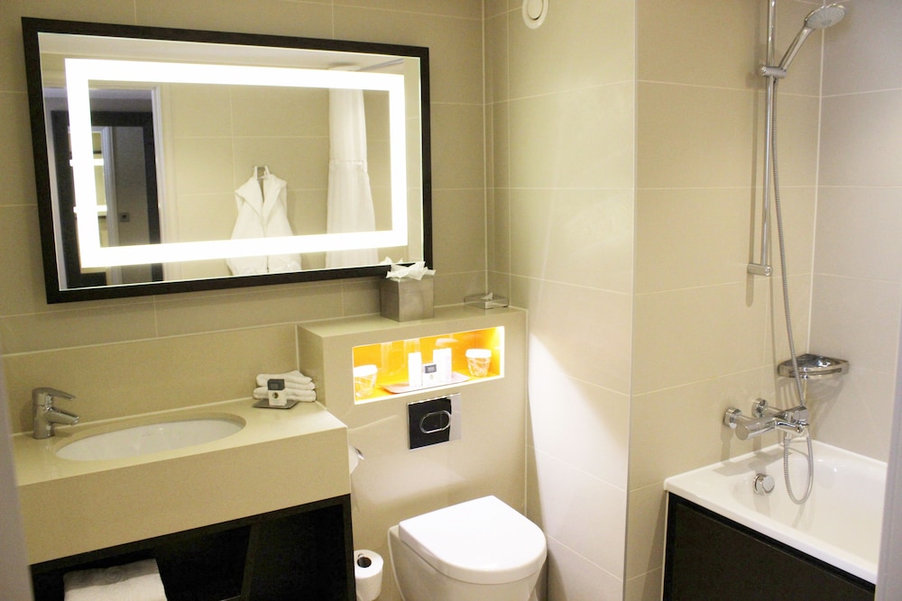 Suite junior, 1 cama de matrimonio del hotel Doubletree By Hilton London - Ealing. Foto 6