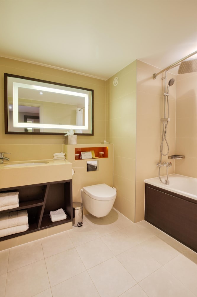 Suite junior, 1 cama de matrimonio del hotel Doubletree By Hilton London - Ealing. Foto 7