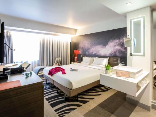 Suite con cama extragrande y sofá cama del hotel Novotel London Tower Bridge. Foto 1