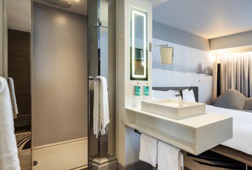 Habitación Executive - 1 cama grande del hotel Novotel London Tower Bridge. Foto 7